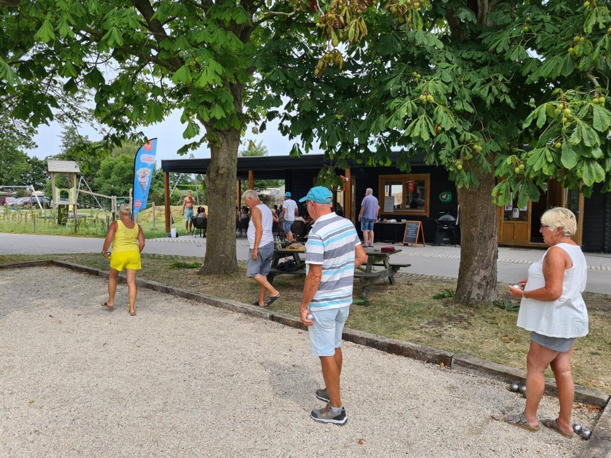 Chalet 579 op Recreatiepark De Wielen Sint Maarten Buitenkant foto